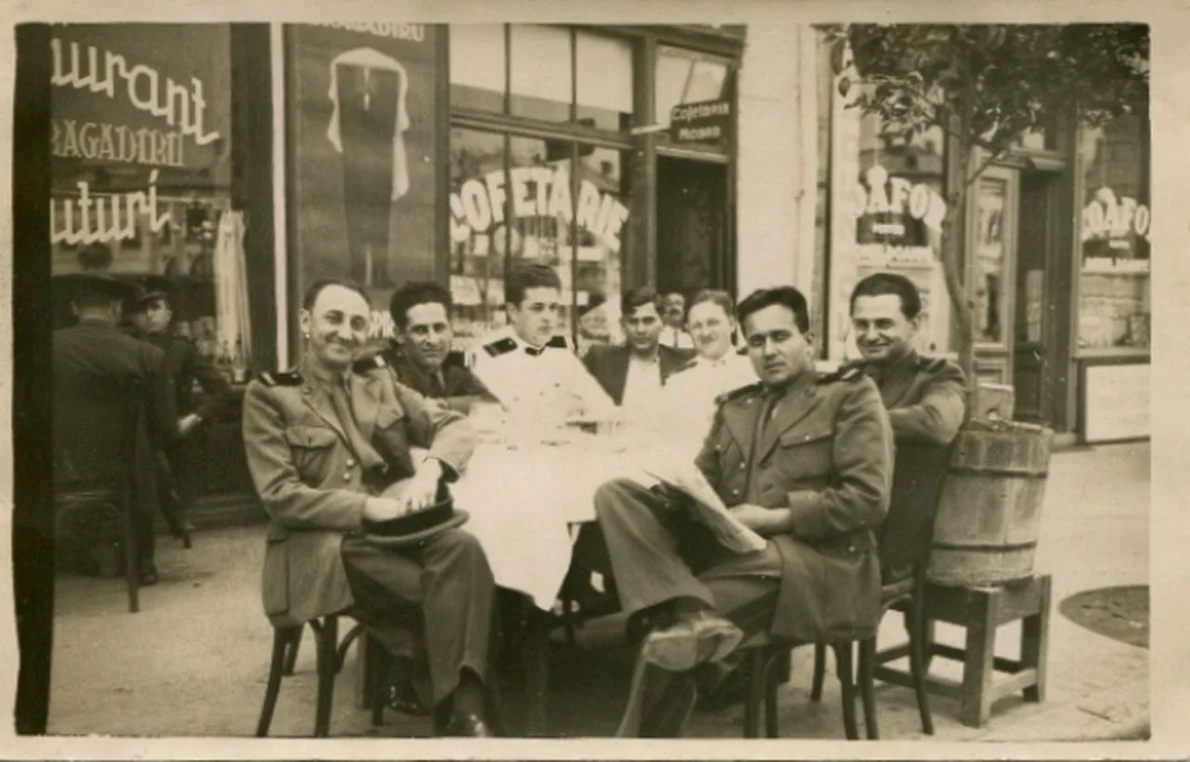 Grup de ofițeri la Restaurantul Bragadiru, în perioada interbelică (© iMAGO Romaniae)