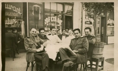 Grup de ofițeri la Restaurantul Bragadiru, în perioada interbelică (© iMAGO Romaniae)