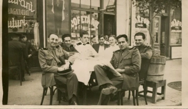 Grup de ofițeri la Restaurantul Bragadiru, în perioada interbelică (© iMAGO Romaniae)