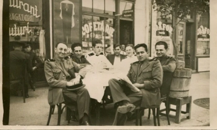 Grup de ofițeri la Restaurantul Bragadiru, în perioada interbelică (© iMAGO Romaniae)