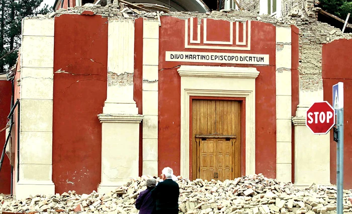 Oamenii  au părăsit  casele   avariate