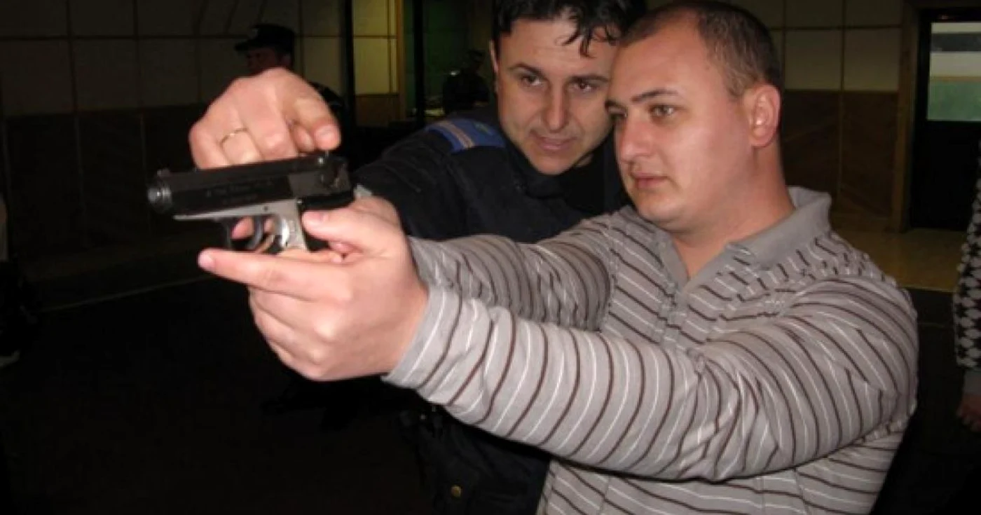 Jurnaliştii au tras la ţintă cu pistolul