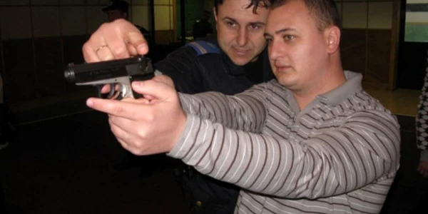 Jurnaliştii au tras la ţintă cu pistolul