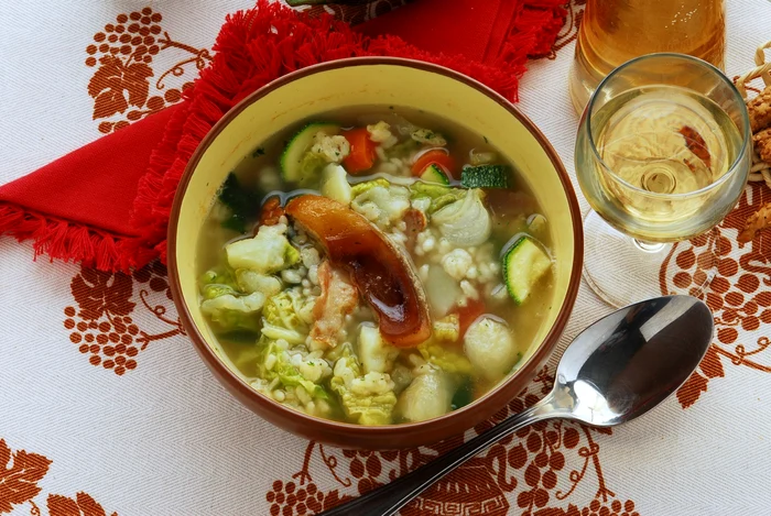 
    Supă cu afumătură  