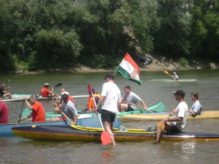 Oficialităţi şi sportivi au plecat în Ungaria pe Someş