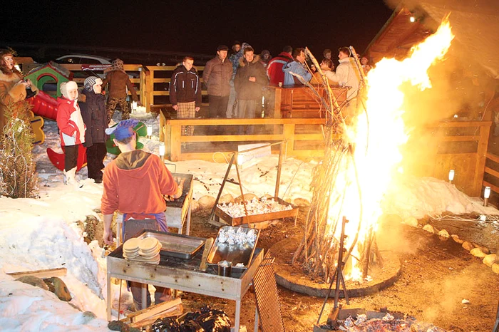 Turiştii moldoveni au fost aşteptaţi cu purceluşi la proţap şi foc de tabărăFoto: Laura Petrescu