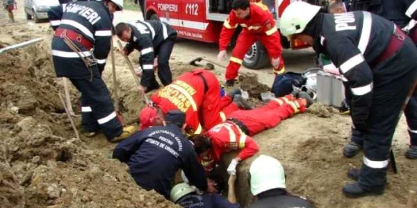 Doi muncitori au fost prinşi sub un mal de pământ 