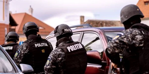 Politisti - descinderi - retinere FOTO news.ro