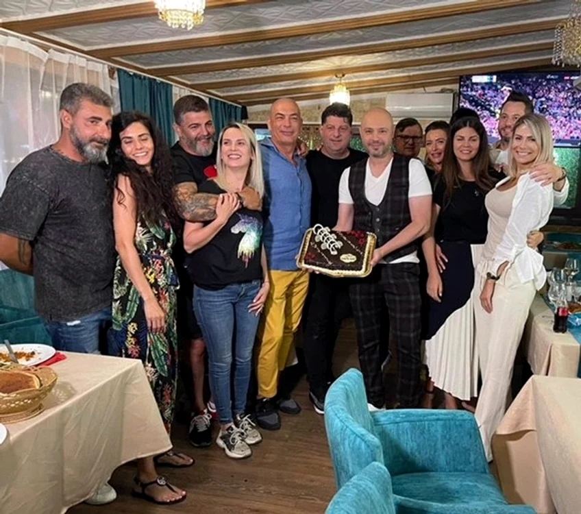 
     O dansatoare din buric a făcut show la ziua lui Mitoșeru  