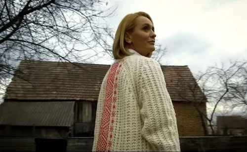 Andreea Esca casa la tara 20 jpeg