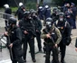 Scene violente între protestatari si poliţişti dupa ce a fost atacat sediul unui partid din Albania. FOTO EPA-EFE
