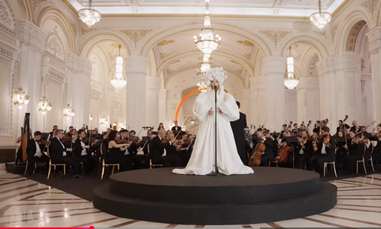 Piesa „Analog” a Deliei, împreună cu Orchestra Simfonică București Foto: Capturăp youtube