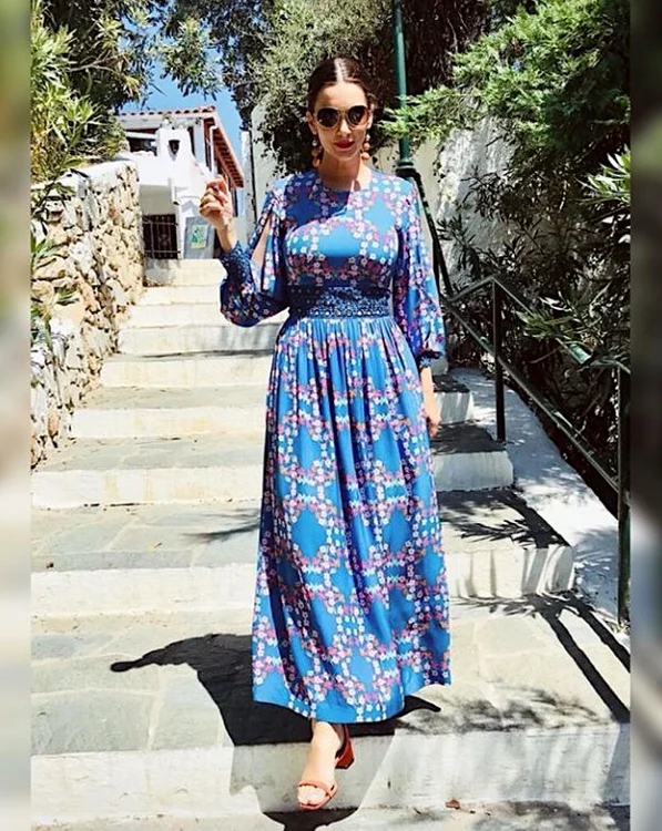Andreea Bereceleanu a purtat o rochie albastră cu imprimeu floral