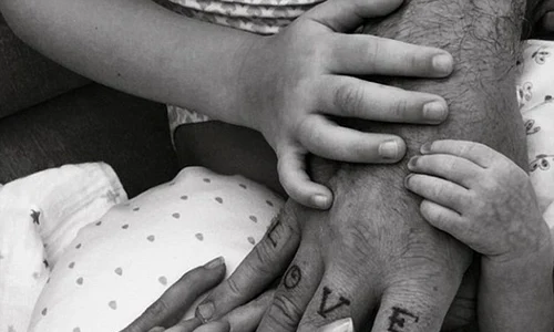 Tăticul Robbie Williams arată mâinile tuturor membrilor din familia sa lărgită jpeg