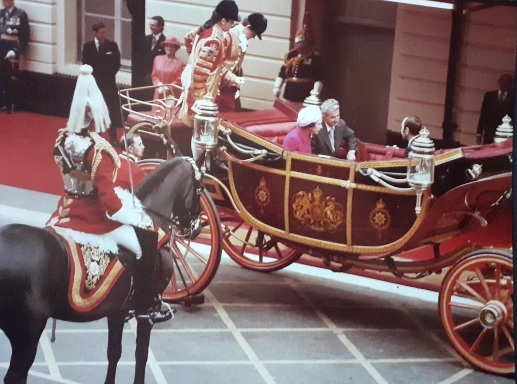 Regina Elisabeta Ceausescu trasura ANR jpg jpeg
