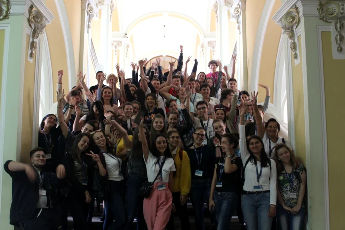 Imagine cu o parte din tinerii participanţi la programul UBB FOTO: UBB