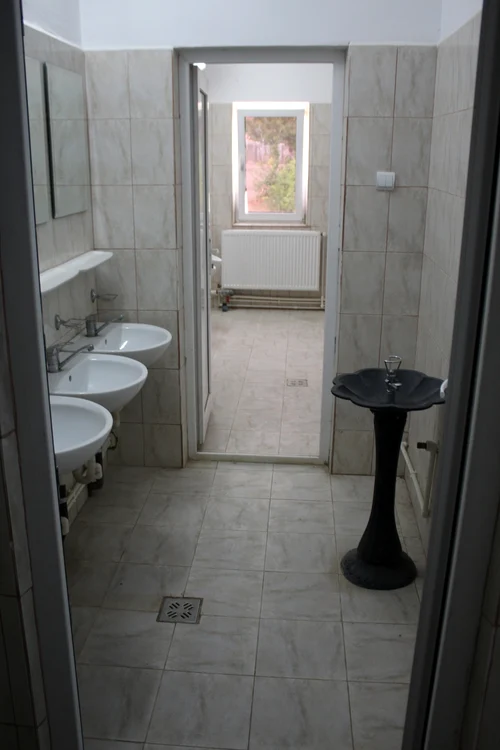 Aşa arată, la interior, cele două WC-uri mai scumpe decât un apartament