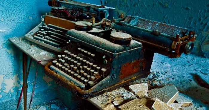 Tatăl lui Carmen Bugan scria, noaptea, pamflete anticomuniste la o mașină de scris neînregistrată pe care o ține îngropată în curte FOTO: throughaforestofideas.blogspot.com