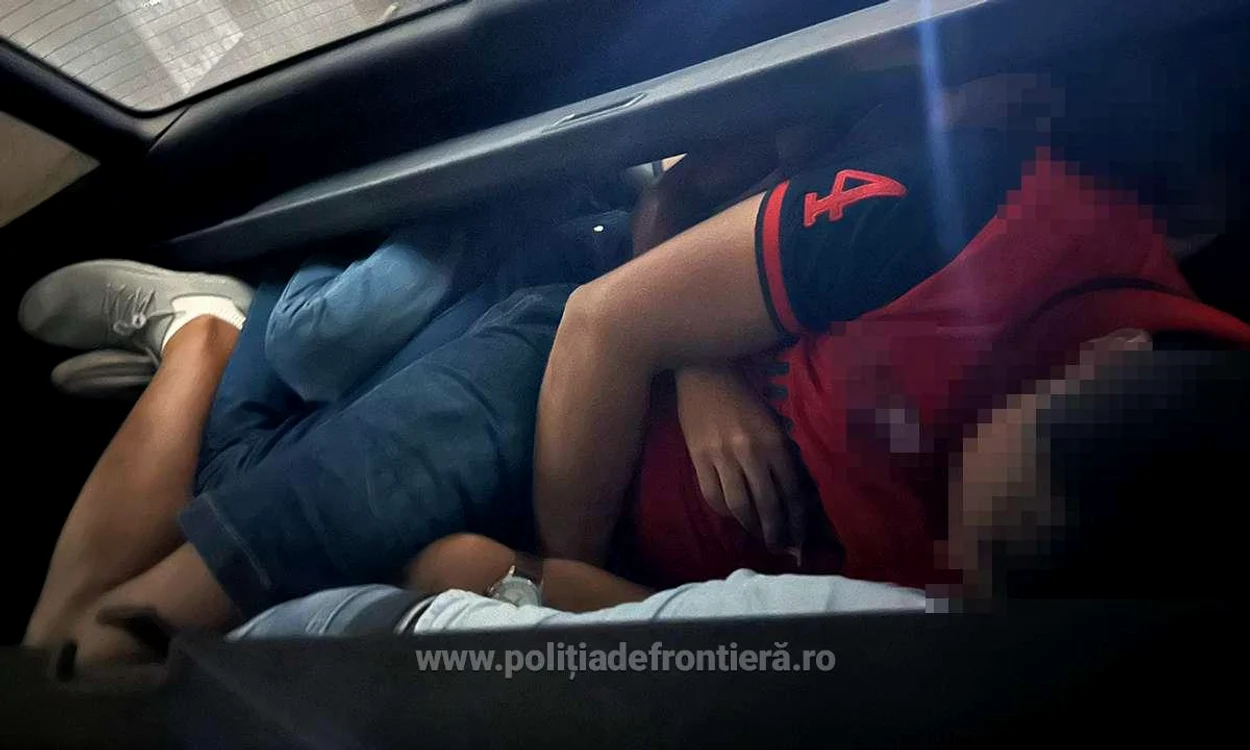 Tinerii erau înghesuiți în mașini FOTO Poliția de Frontieră 