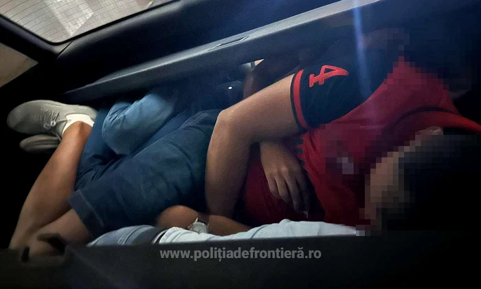 Tinerii erau înghesuiți în mașini FOTO Poliția de Frontieră 
