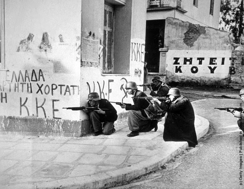 Soldaţi ai Armatei de Eliberare a Poporului Grec (ELAS),  controlată de comuniști,  Atena,  1944 (Keystone/Getty Images)