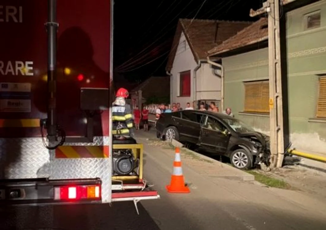 Șoferul a rămas blocat în mașină FOTO ISU Alba