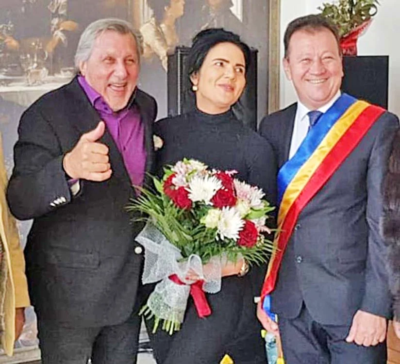 Îndrăgostiţii au “repetat” căsătoria, alături de primarul Gheorghe Baciu din Slănic Moldova