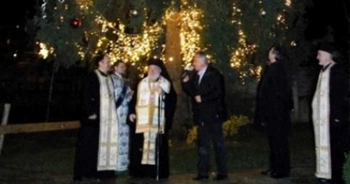 Bradul de Crăciun a fost aprins joi seara FOTO Episcopia Tulcii