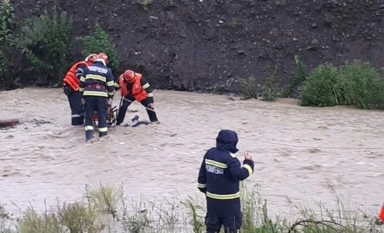 
    Un bărbat din Neamț a fost luat de viitură Sursă foto: ISU Neamț  