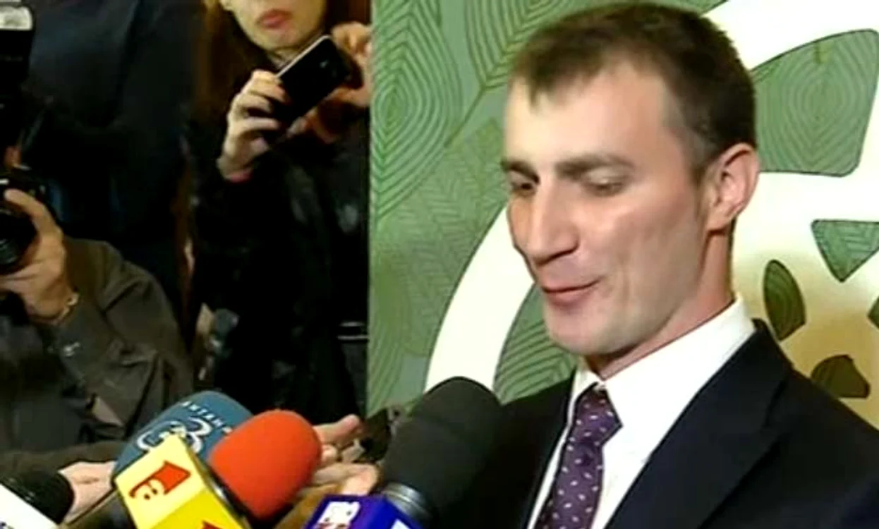 
    Poliţistul Marian Godină, emoţionat la lansarea propriei cărţi Foto: captură Pro Tv  