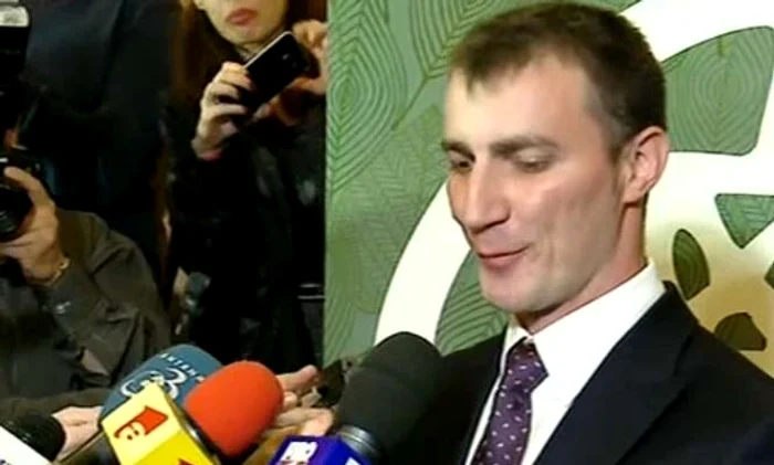 
    Poliţistul Marian Godină, emoţionat la lansarea propriei cărţi Foto: captură Pro Tv  