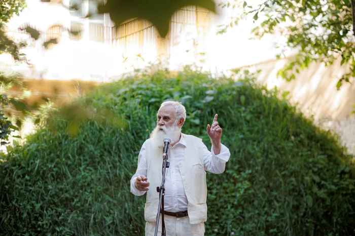 Ștefan Câlția și guruiața imaginată de Eliza Yokina. FOTO: Yap Studio
