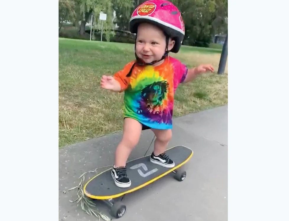 
    Polly-Anna poate alerga şi îşi ţine echilibrul perfect pe skateboard  