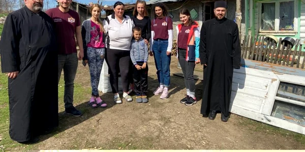 Zece liceeni ajută două familii necăjite din Nicoreşti FOTO Mihai Roşu