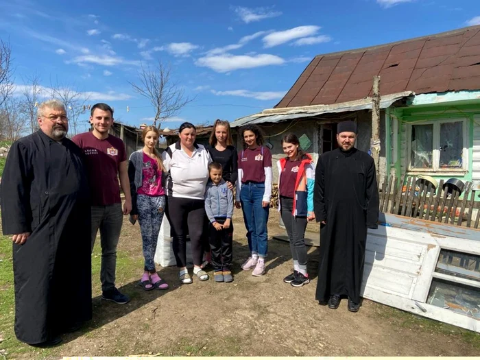 Zece liceeni ajută două familii necăjite din Nicoreşti FOTO Mihai Roşu