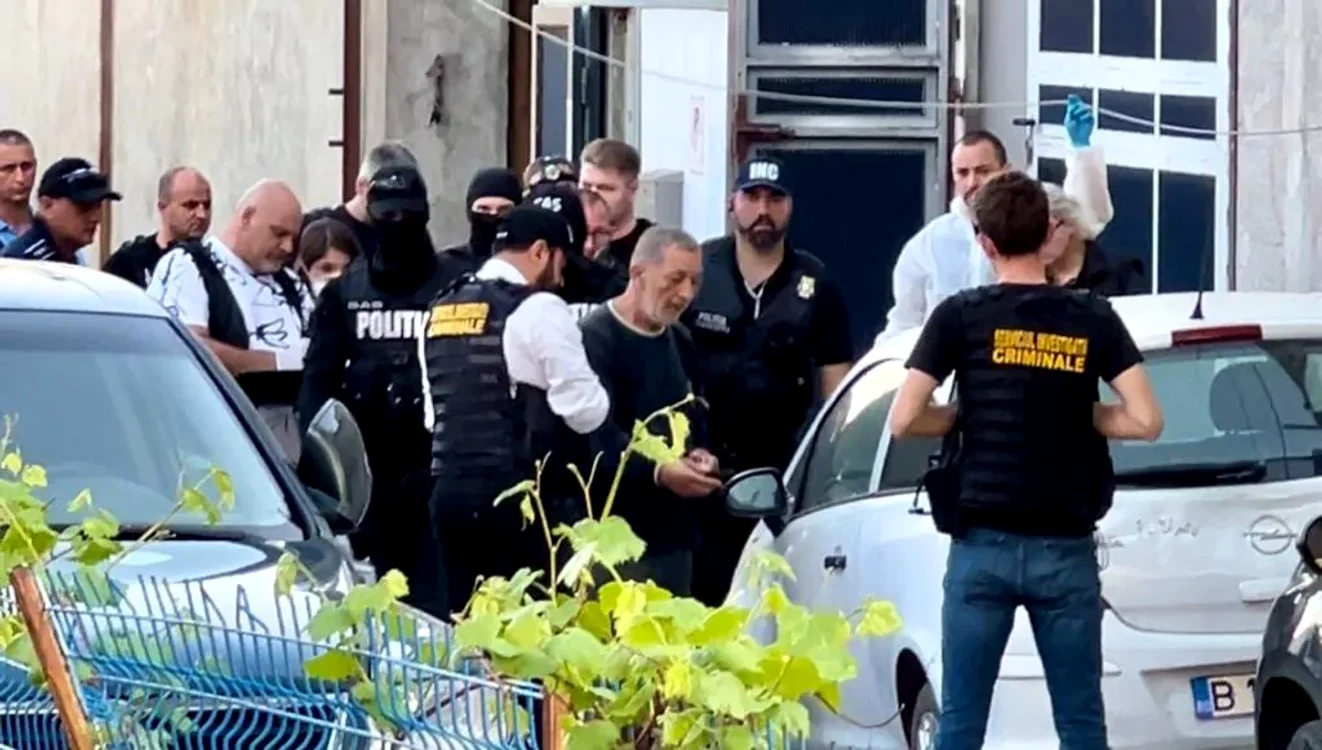 Perchezitii suspect femeie transata pe A1. FOTO g4media.ro