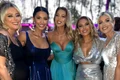 Laura Cosoi s-a întâlnit cu mai multe prietene aseară, la petrecerea Viva, acolo unde a luat și un premiu pentru întreaga carieră