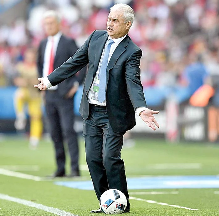 Iordănescu face un adevărat spectacol pe margine