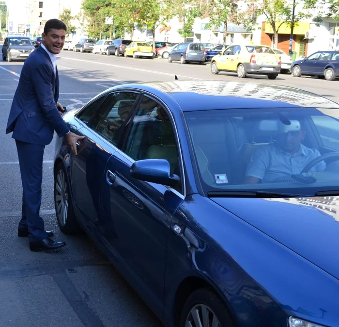 Nu a zăbovit prea mult: cum a semnat actele, Boureanu s-a urcat în maşina cu şofer şi a plecat