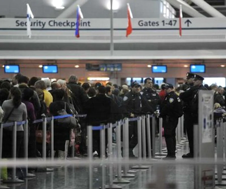 
    Toţi pasagerii care se aflau în terminalul 8 al aeroportului au fost forţaţi să treacă din nou prin dispozitivul de securitate  