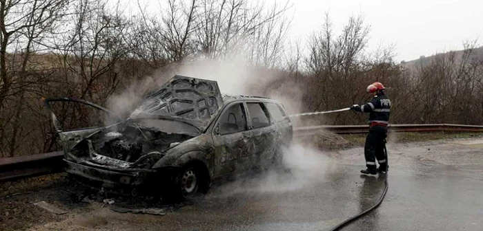 Minorii au dat foc maşinii pentru a-şi acoperi urmele FOTO Arhivă