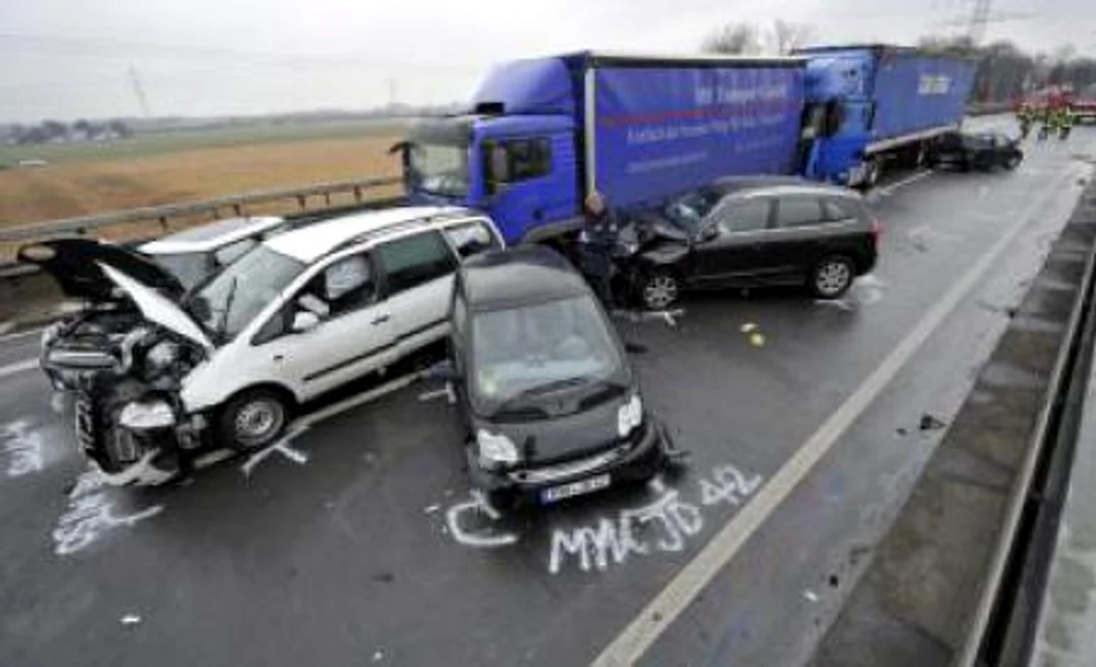 
    Accidentul în lanț s-a produs din cauza poleiului  