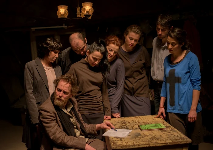 Scenă din „Vremuri de pace” în regia lui Hajdu Szabolcs FOTO: Teatrul Maghiar de Stat „Csiky Gergely” din Timişoara