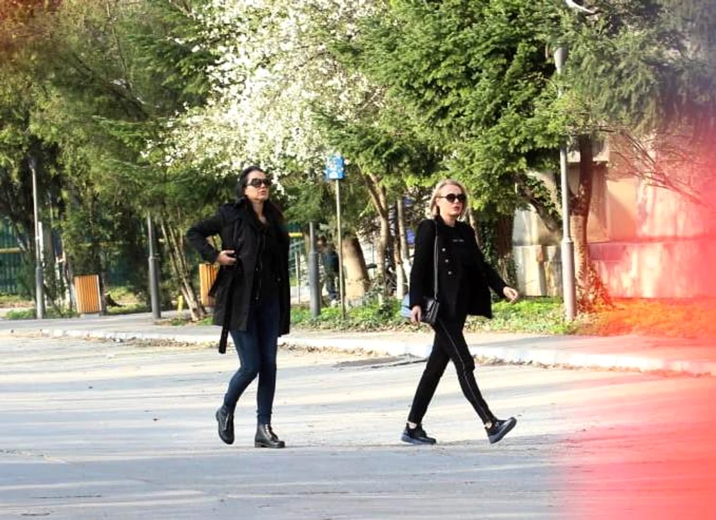 
    Fostele modele Dana Săvuică și Daniela Androne au fost surprinse de fotoreporterii Click! ieri, în jurul orei 16.00, încercând să intre la INML „Mina Minovici”, aflat în incinta crematoriuluiFoto: Blitz  