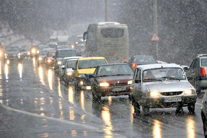 
    Ninsorile au îngreunat circulaţia  