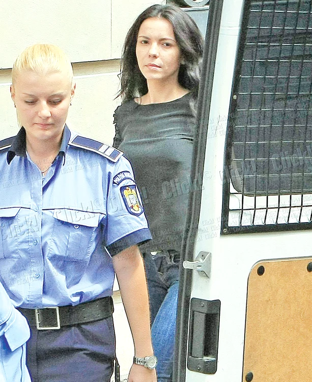 Andreea Marta nu s-a ascuns de jurnalişti, a mers cu privirea sus, prevestind parcă decizia magistraţilor, luată la trei ore după terminarea şedinţei (fotografii: Dan Bistriţeanu)