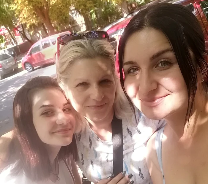 Adela (în mijloc), Vica (stânga) și Yulia s-au adaptat în România