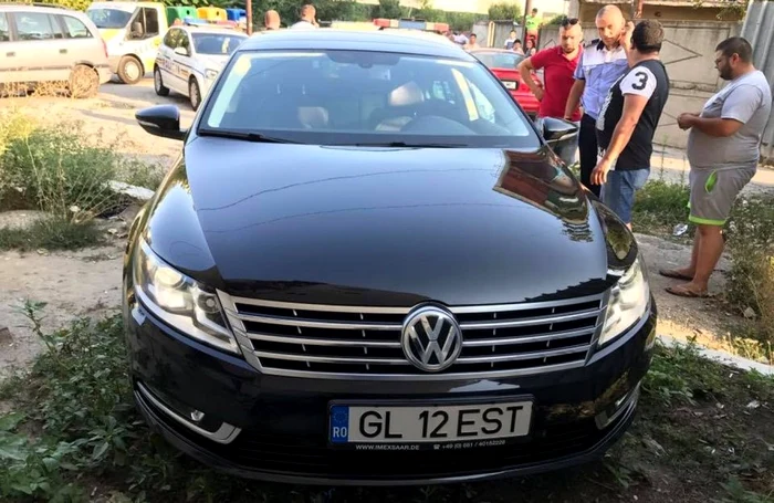 Una dintre maşinile abandonate de interlop după ce a fost urmărit de Poliţie FOTO Cristian Vasile