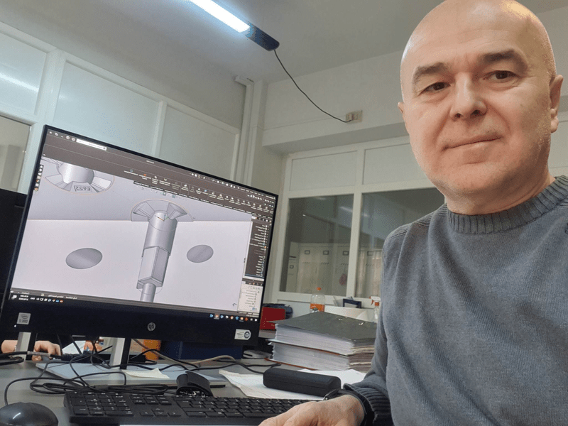Gabriel Maur, inginerul de top fără auz. Are o carieră de succes, iar copiii și i-a crescut singur
