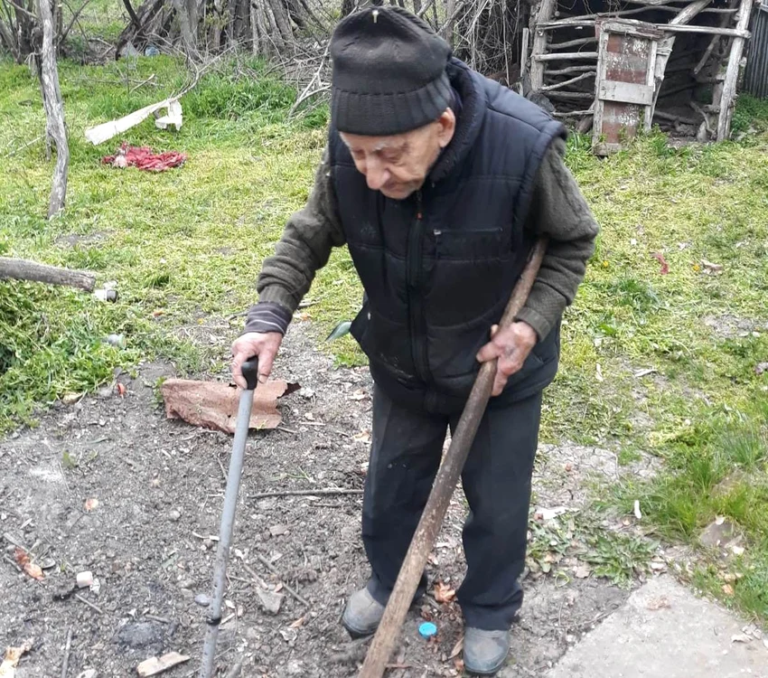 Nea Ion abia mai poate sta în piciore. E singur, dar oamenii de bine nu l-au uitat